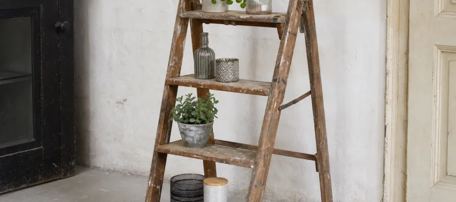 Alte Trittleiter upcyclen und als dekoratives Moebelstueck nutzen