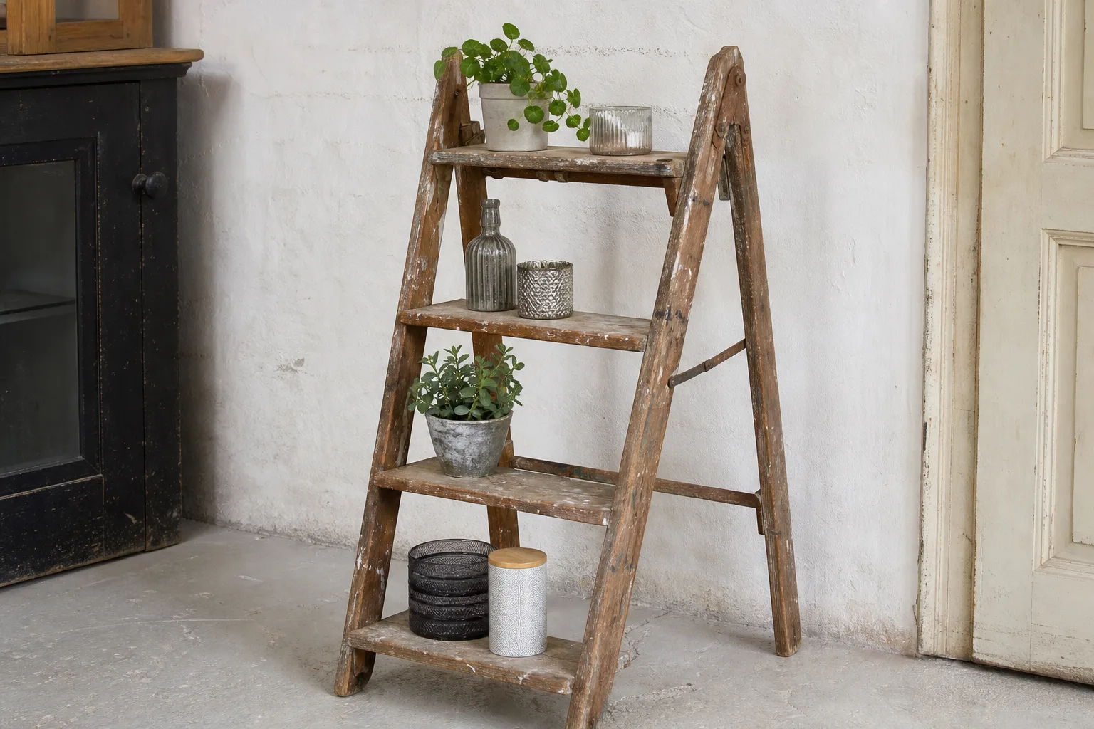 Alte Trittleiter upcyclen und als dekoratives Moebelstueck nutzen