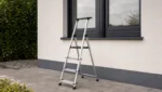 Trittleitern beim Fensterputzen richtig positionieren